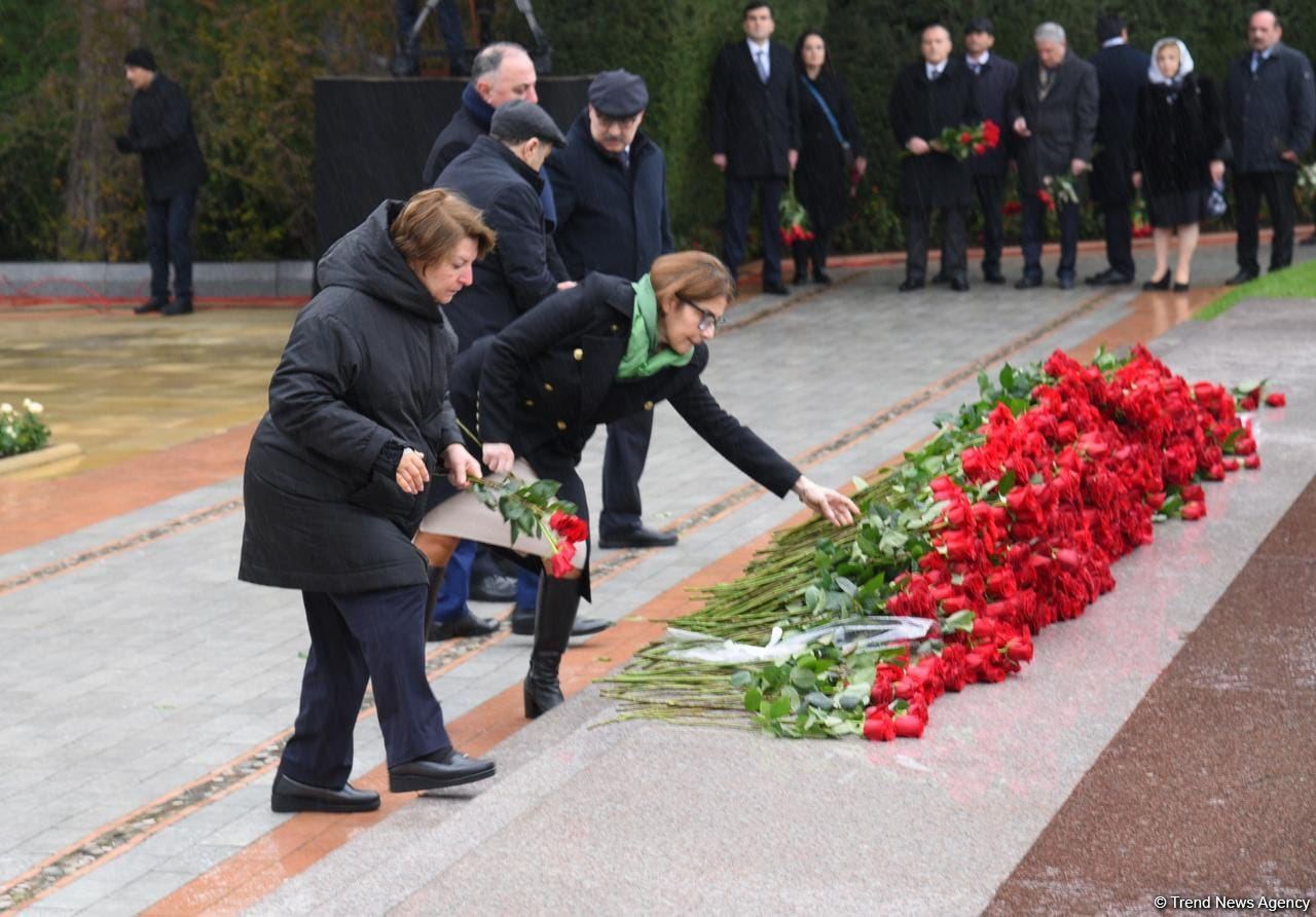 Azerbaijan's public honors memory of the Great Leader Heydar Aliyev (PHOTO)