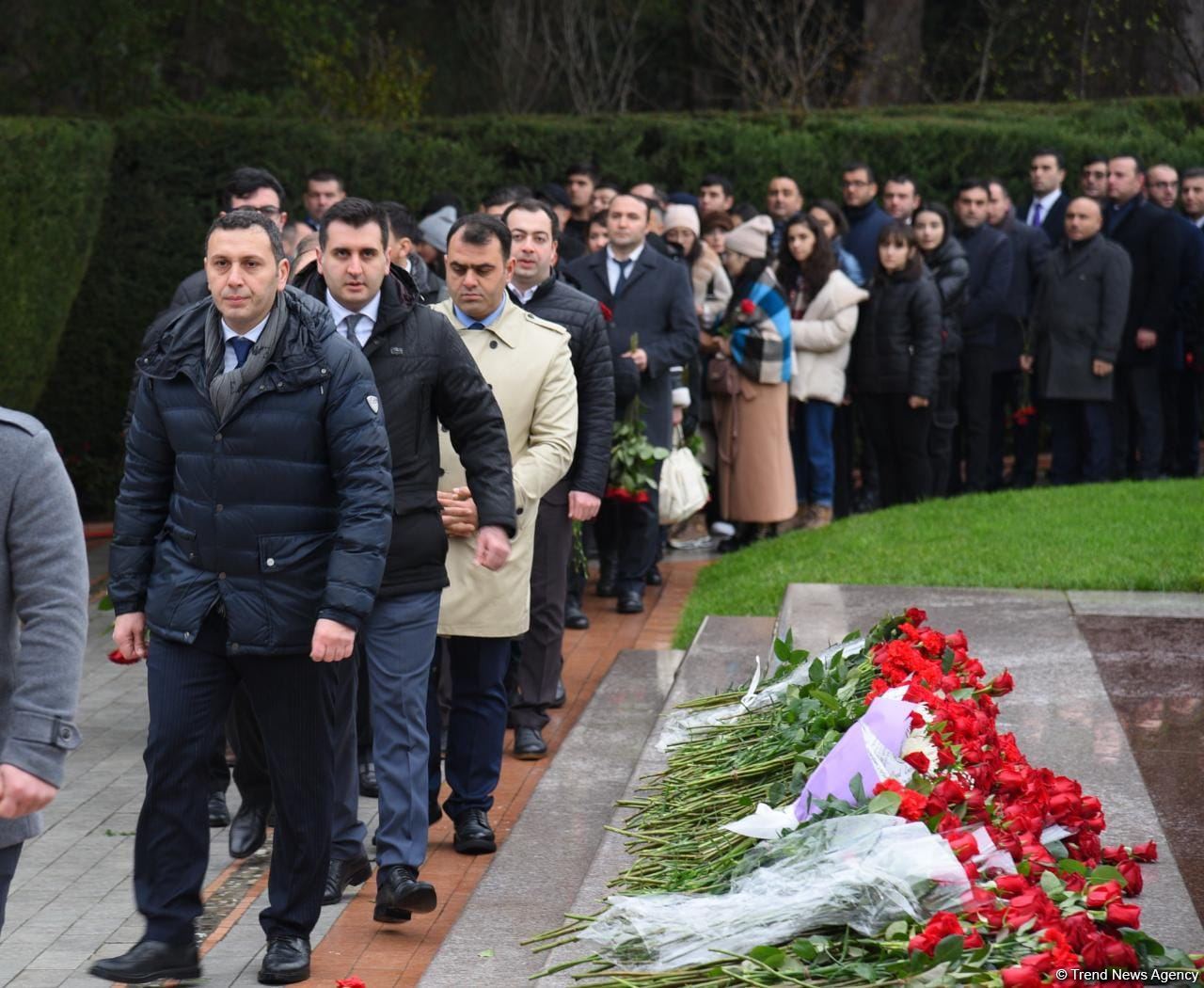 Azerbaijan's public honors memory of the Great Leader Heydar Aliyev (PHOTO)