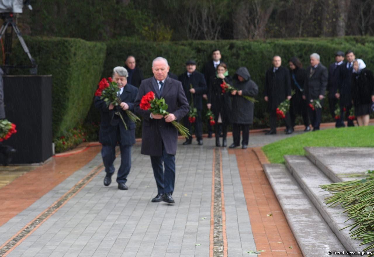 Azerbaijan's public honors memory of the Great Leader Heydar Aliyev (PHOTO)