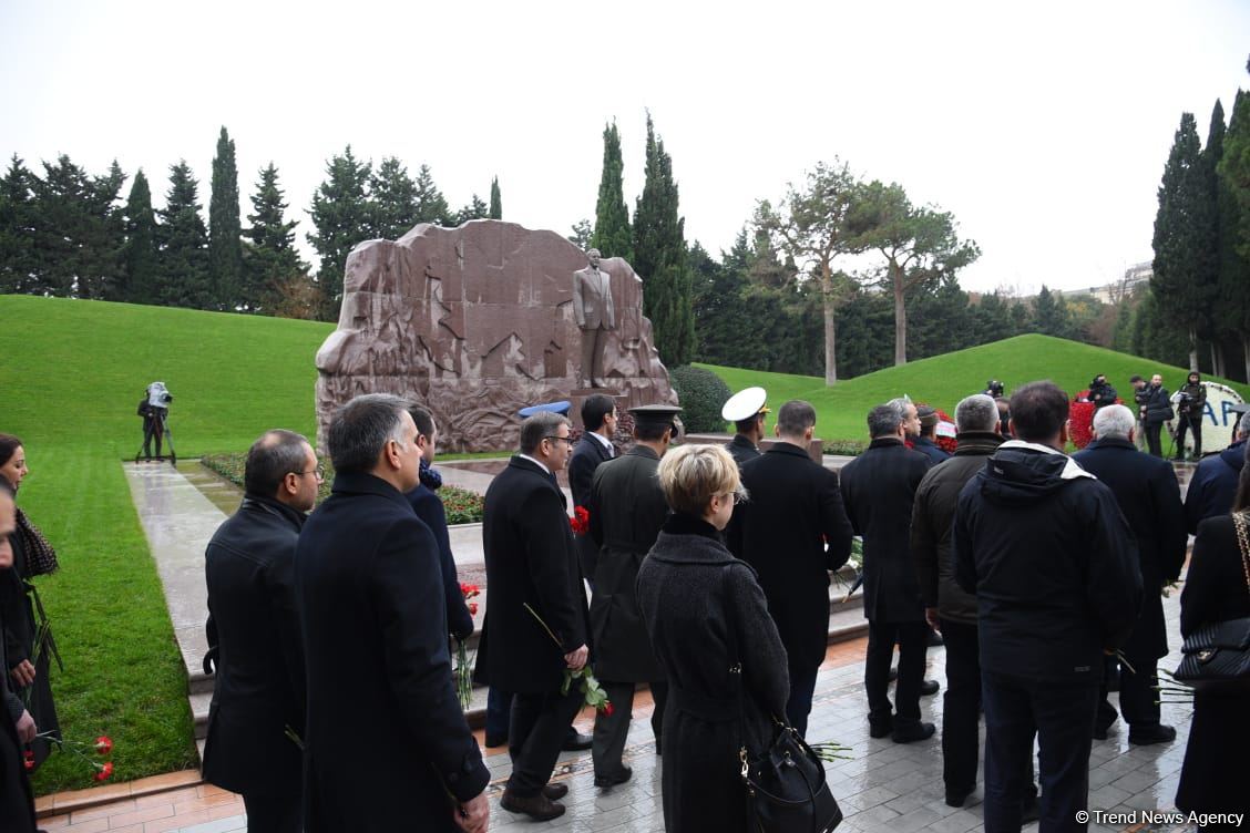 Azerbaijan's public honors memory of the Great Leader Heydar Aliyev (PHOTO)