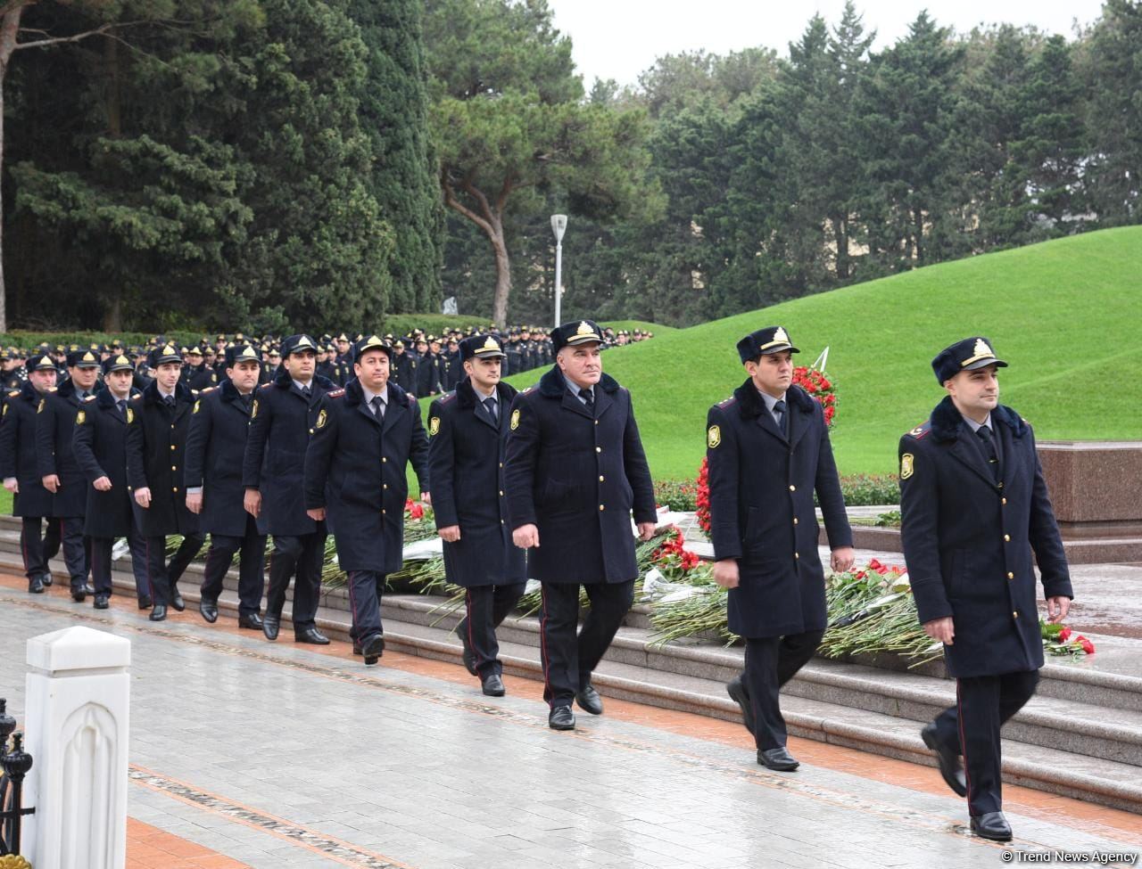 Azerbaijan's public honors memory of the Great Leader Heydar Aliyev (PHOTO)