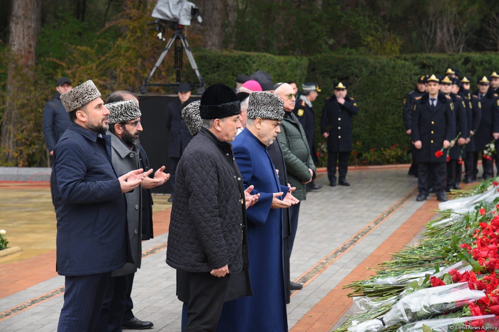 Azerbaijan's public honors memory of the Great Leader Heydar Aliyev (PHOTO)