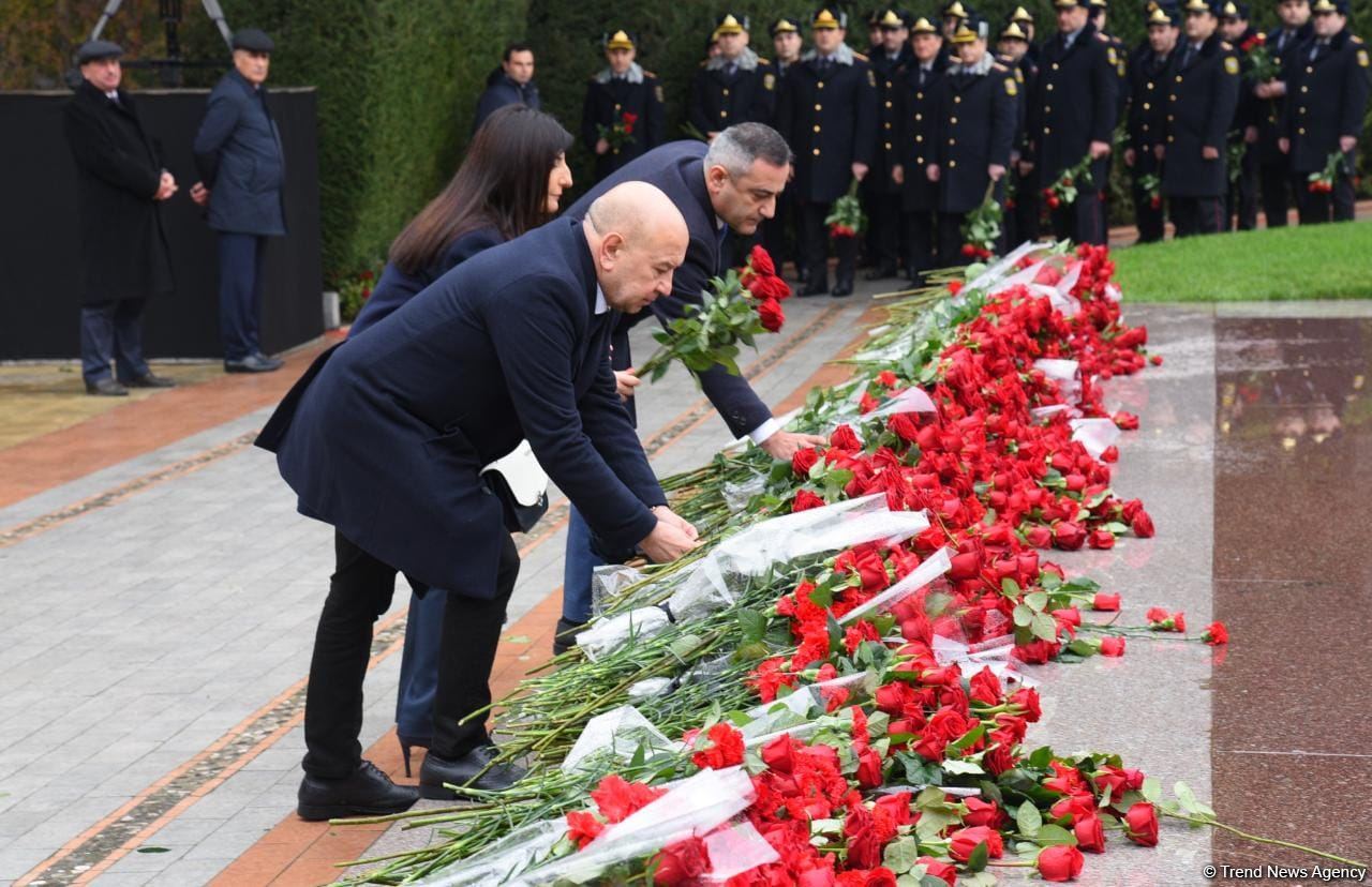 Azerbaijan's public honors memory of the Great Leader Heydar Aliyev (PHOTO)