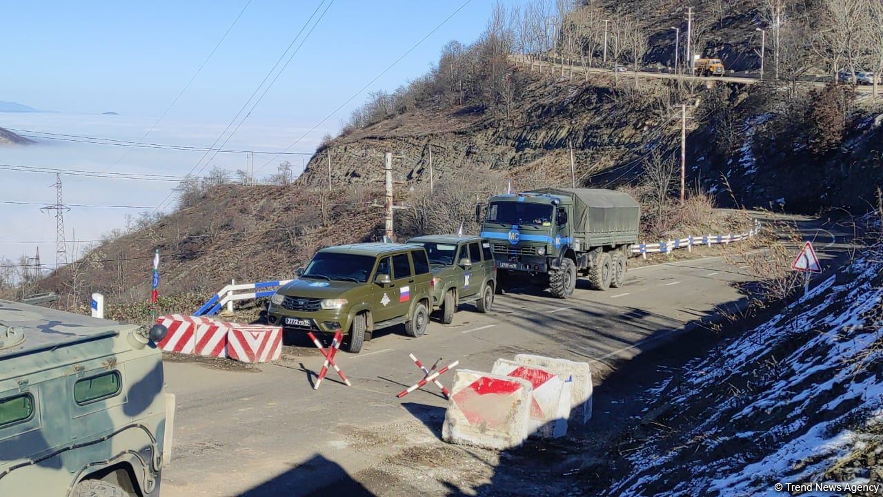 Azerbaijanis continue protests near Shusha, as Russian peacekeepers bring in manpower, military equipment (PHOTO/VIDEO)