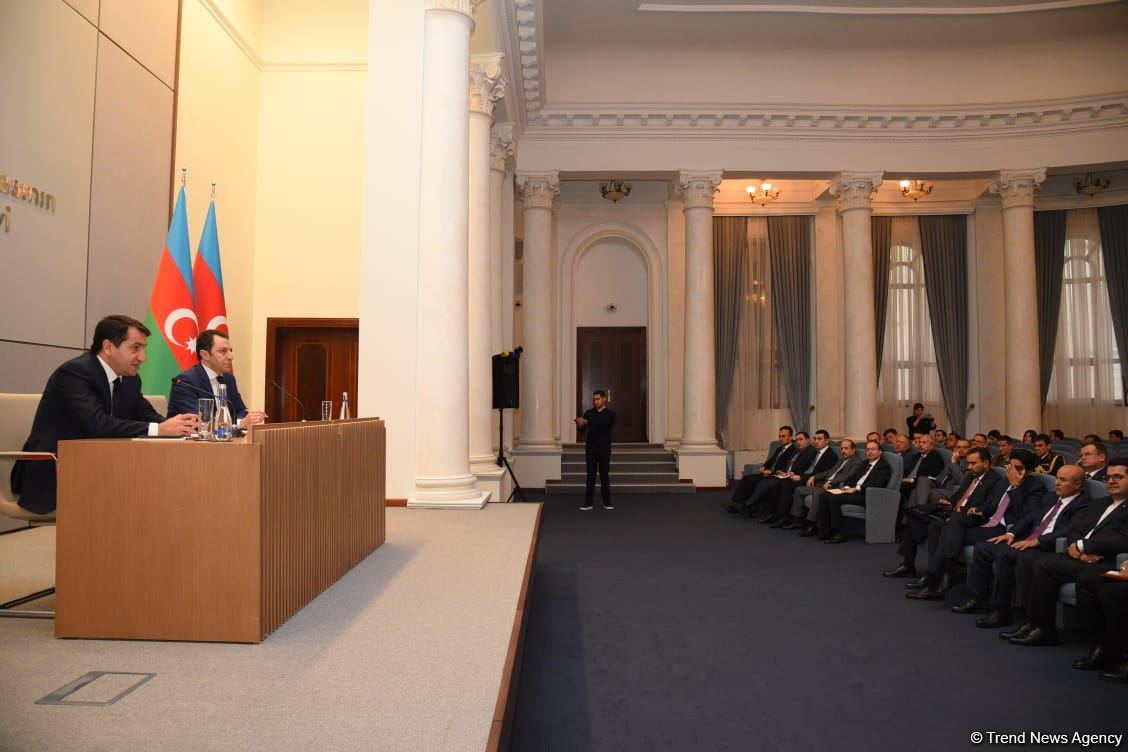 Azerbaijani official informs heads of diplomatic missions about situation on Shusha-Khankandi road (PHOTO)