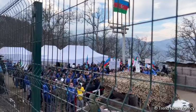 Azerbaijani protesters sing "Soldier's March" on Russian peacekeepers' temporary deployment area near Shusha (VIDEO)