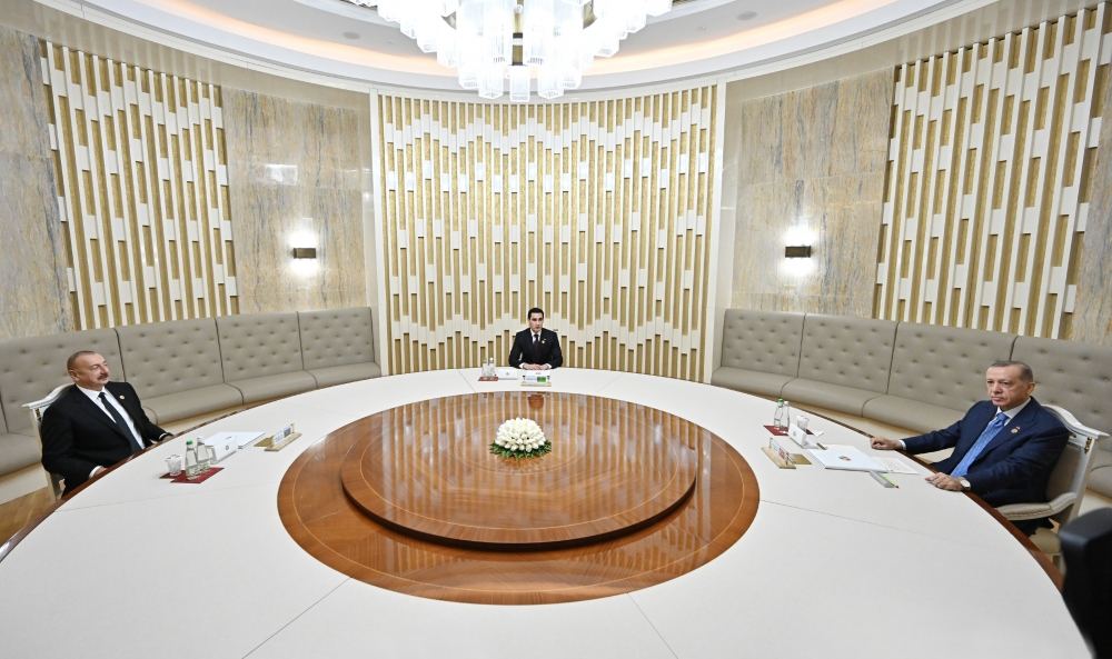 Meeting of Azerbaijani, Turkish, Turkmen presidents held in limited format (PHOTO/VIDEO)
