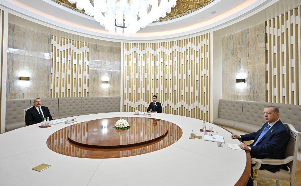 Meeting of Azerbaijani, Turkish, Turkmen presidents held in limited format (PHOTO/VIDEO)