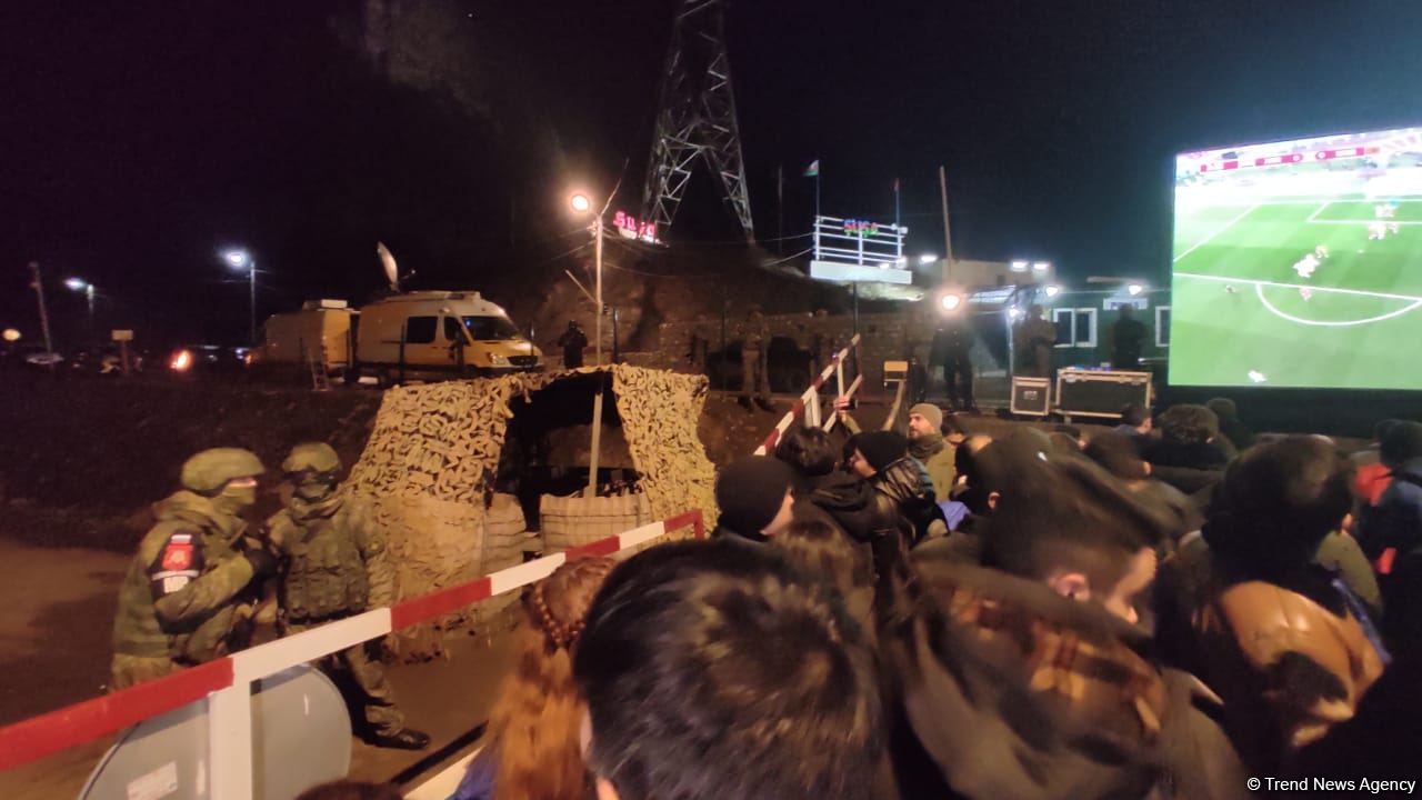 Azerbaijani protesters, Russian peacekeepers watch Croatia-Morocco football match together (PHOTO/VIDEO)