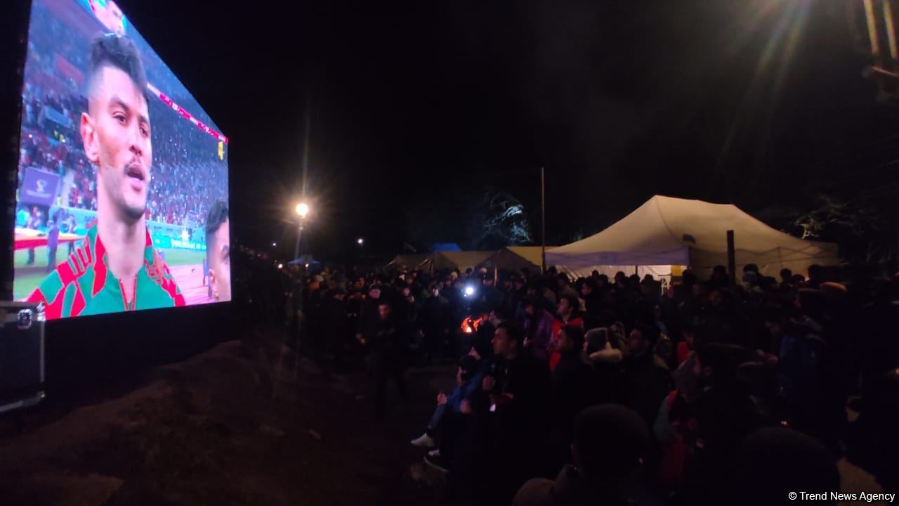Azerbaijani protesters, Russian peacekeepers watch Croatia-Morocco football match together (PHOTO/VIDEO)
