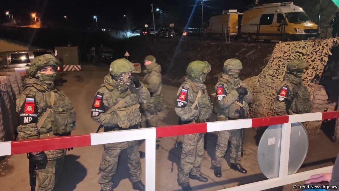 Azerbaijani protesters, Russian peacekeepers watch Croatia-Morocco football match together (PHOTO/VIDEO)
