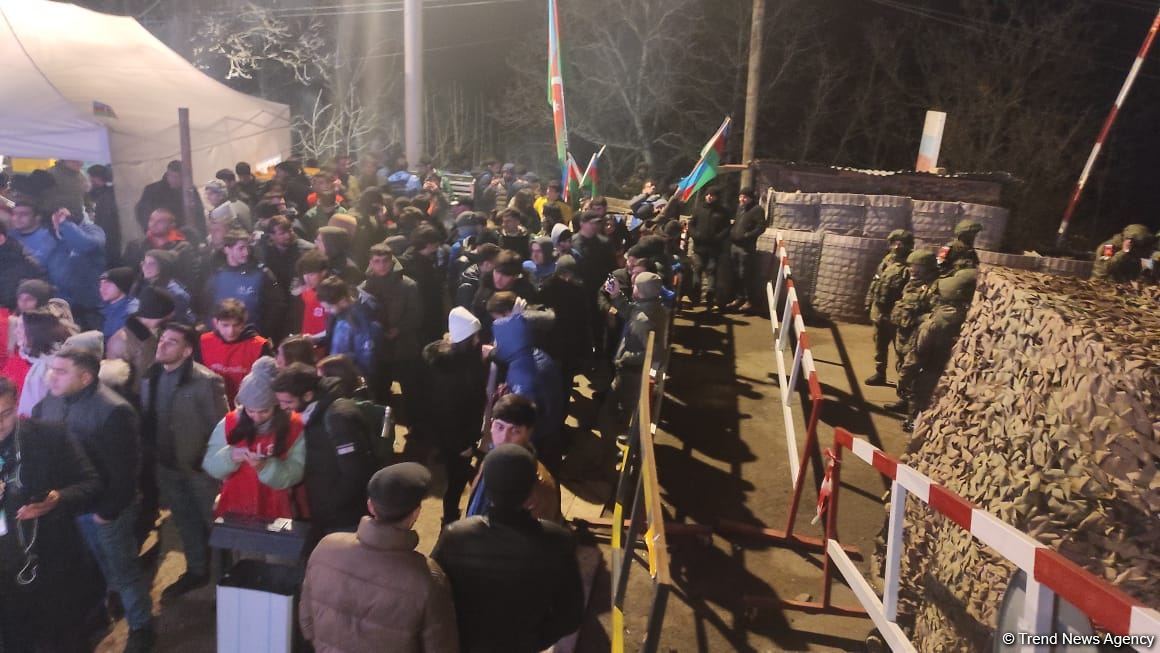 Azerbaijani protesters, Russian peacekeepers watch Croatia-Morocco football match together (PHOTO/VIDEO)