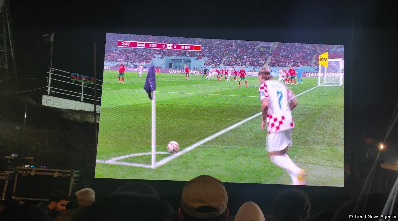 Azerbaijani protesters, Russian peacekeepers watch Croatia-Morocco football match together (PHOTO/VIDEO)