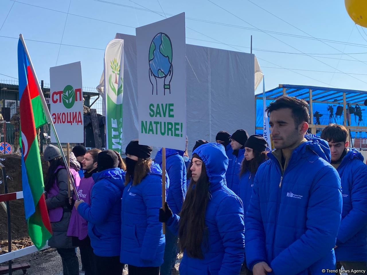 Number of supporters of peaceful rally on Azerbaijan's Lachin road growing (PHOTO)