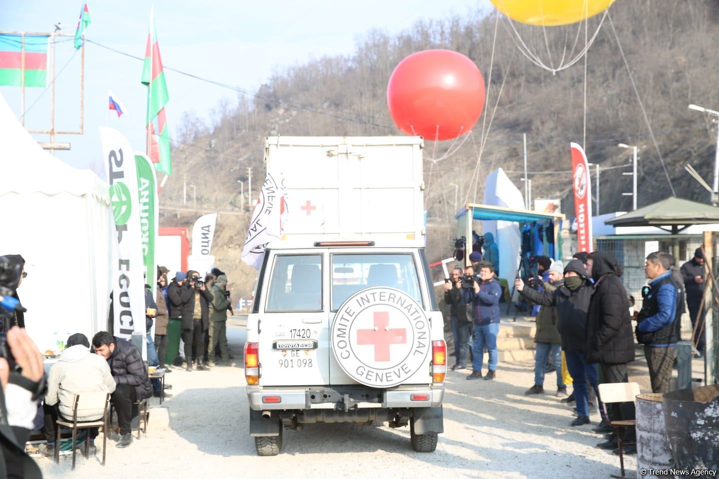 Vehicles of International Committee of Red Cross pass along Azerbaijan's Lachin road (PHOTO)