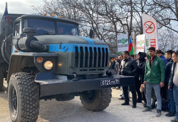 Vehicles of Russian peacekeepers keep passing along Azerbaijan's Lachin-Khankandi road (PHOTO)