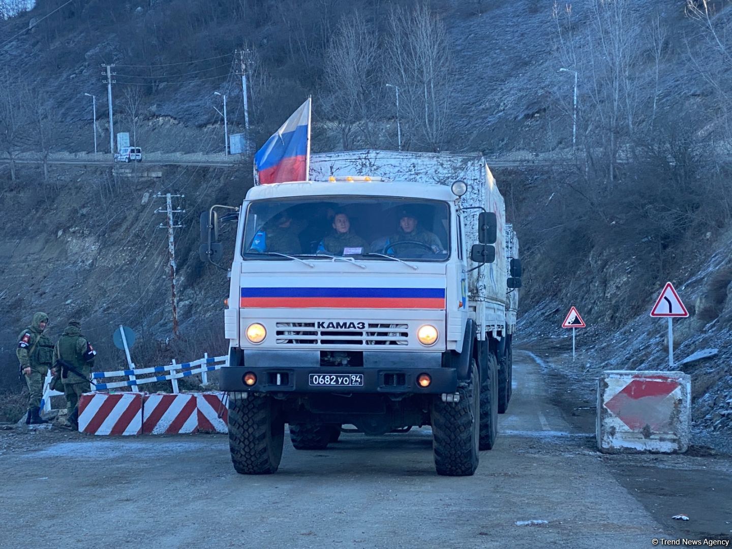 Russian peacekeepers' supply vehicles pass freely along Azerbaijan's Lachin road (PHOTO)