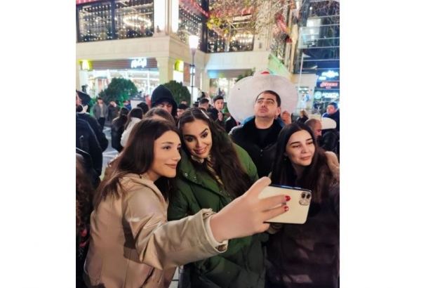 VP of Heydar Aliyev Foundation Leyla Aliyeva meets with residents of Baku (PHOTO)