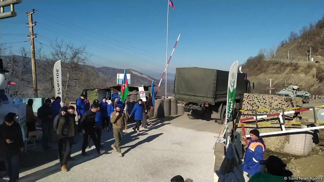 More than dozen vehicles of Russian peacekeepers pass freely along Azerbaijan's Lachin-Khankendi road (PHOTO/VIDEO)