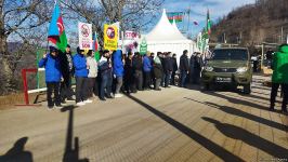 Another passenger car of Russian peacekeepers passes freely along Azerbaijan's Lachin-Khankendi road (PHOTO)