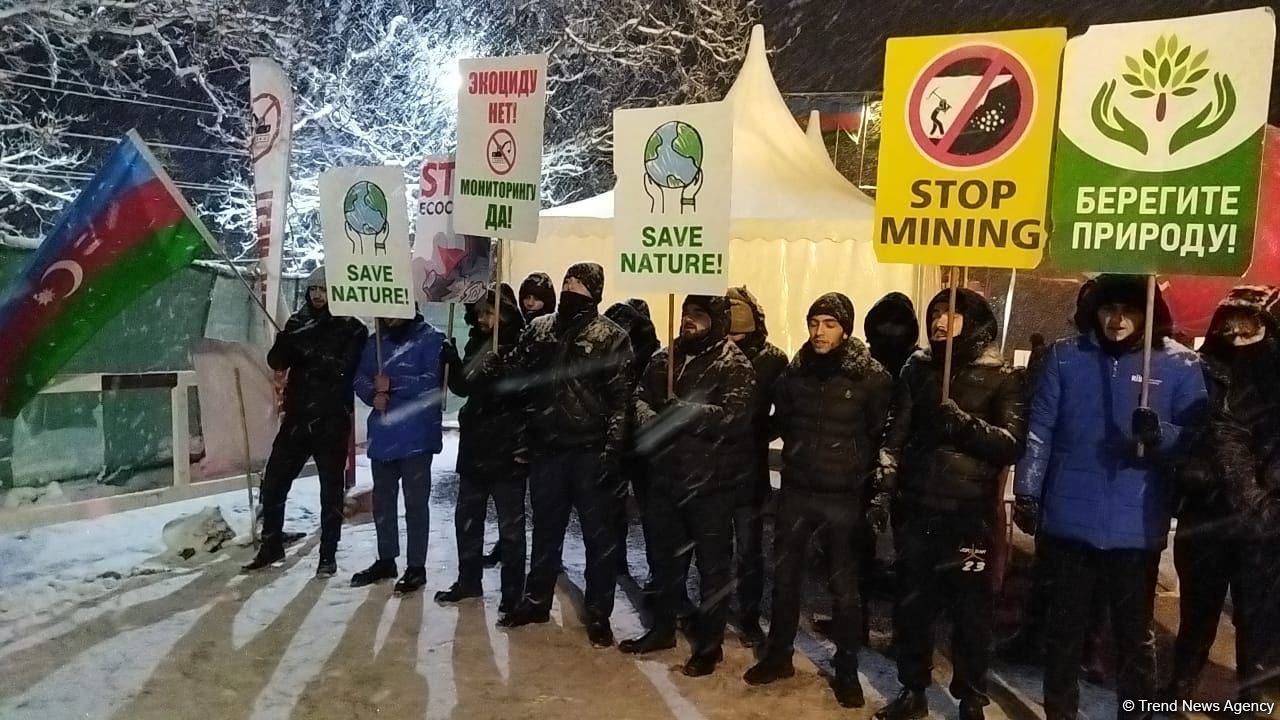 Peaceful protest continues on Azerbaijan's Lachin-Khankendi road despite cold weather (PHOTO)