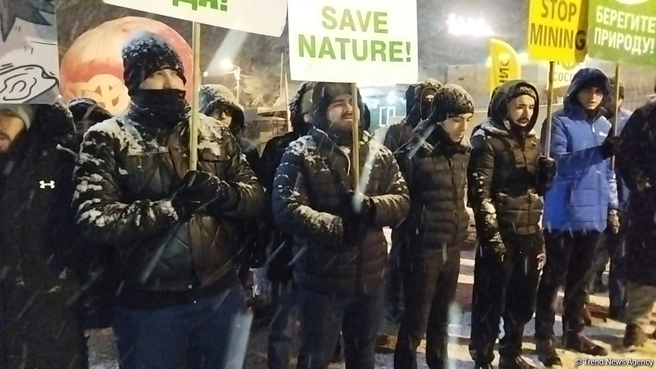 Peaceful protest continues on Azerbaijan's Lachin-Khankendi road despite cold weather (PHOTO)