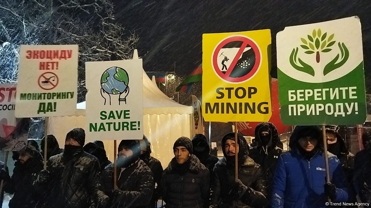 Peaceful protest continues on Azerbaijan's Lachin-Khankendi road despite cold weather (PHOTO)