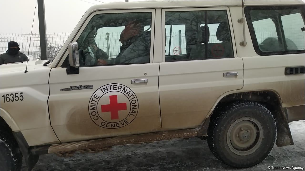 Two more ICRC vehicles pass freely along Azerbaijan's Lachin-Khankendi road (PHOTO) 