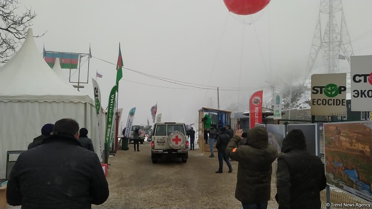 Two more ICRC vehicles pass freely along Azerbaijan's Lachin-Khankendi road (PHOTO) 