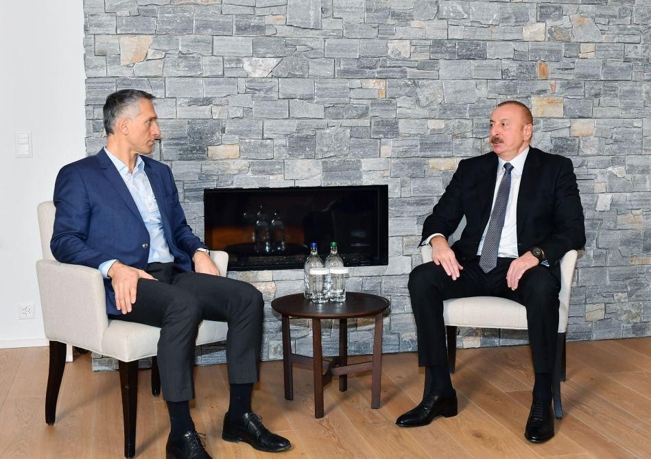 President Ilham Aliyev meets with CEO of Signify in Davos (PHOTO/VIDEO)