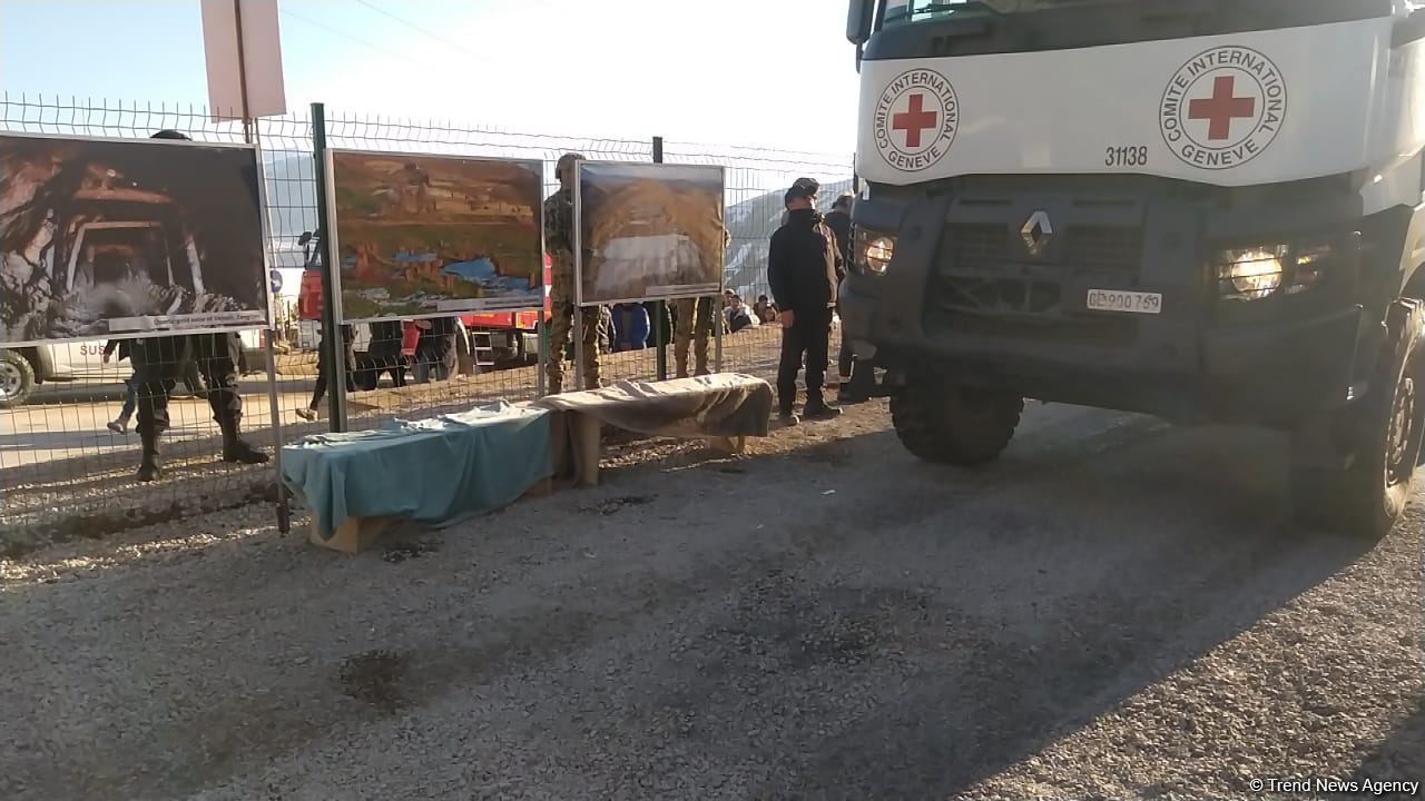 Five more ICRC vehicles move freely along Azerbaijan's Lachin-Khankendi road (PHOTO)
