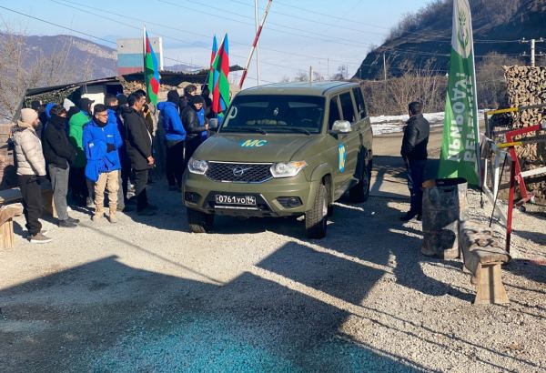 Car of Russian peacekeepers pass freely along Azerbaijan's Lachin-Khankendi road (PHOTO)