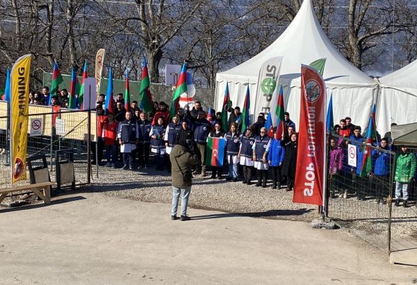 Peaceful protestors on Azerbaijan's Lachin-Khankendi road honor memory of January 20 martyrs with minute of silence (PHOTO)