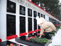 Azerbaijani people honor blessed memory of victims of January 20 tragedy (PHOTO)