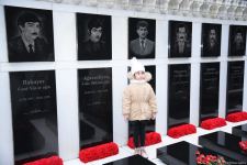 Azerbaijani people honor blessed memory of victims of January 20 tragedy (PHOTO)