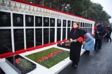 Azerbaijani people honor blessed memory of victims of January 20 tragedy (PHOTO)