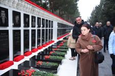 Azerbaijani people honor blessed memory of victims of January 20 tragedy (PHOTO)
