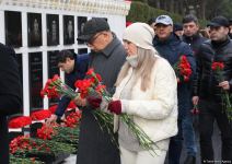 Azerbaijani people honor blessed memory of victims of January 20 tragedy (PHOTO)