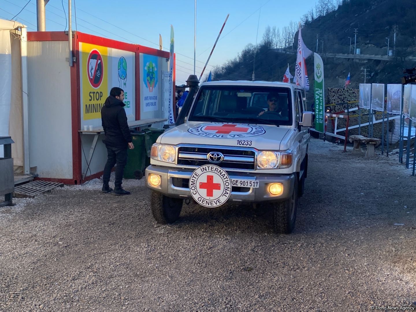 Five ICRC vehicles move freely along Azerbaijan's Lachin-Khankendi road (PHOTO)