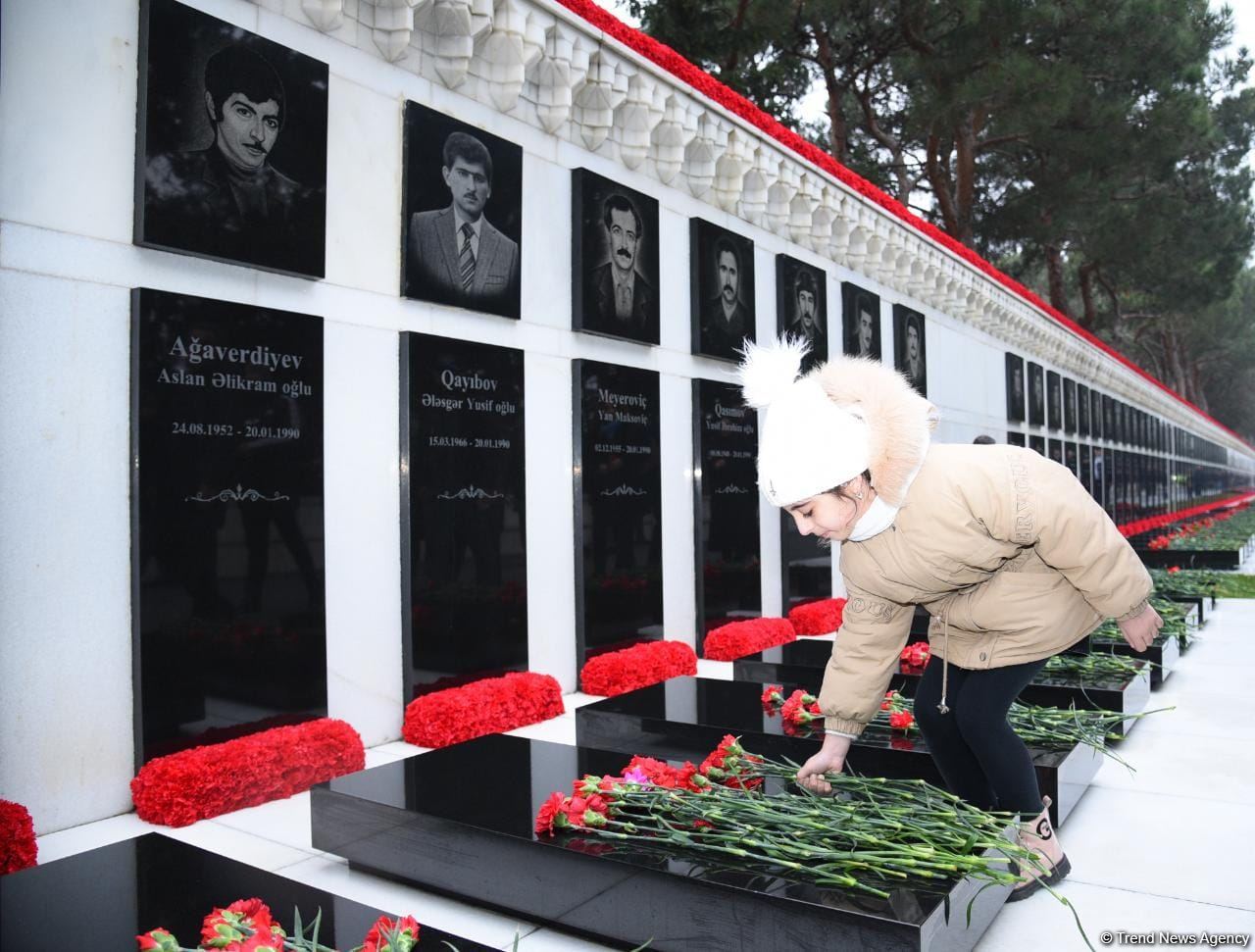 Azerbaijani people honor blessed memory of victims of January 20 tragedy (PHOTO)