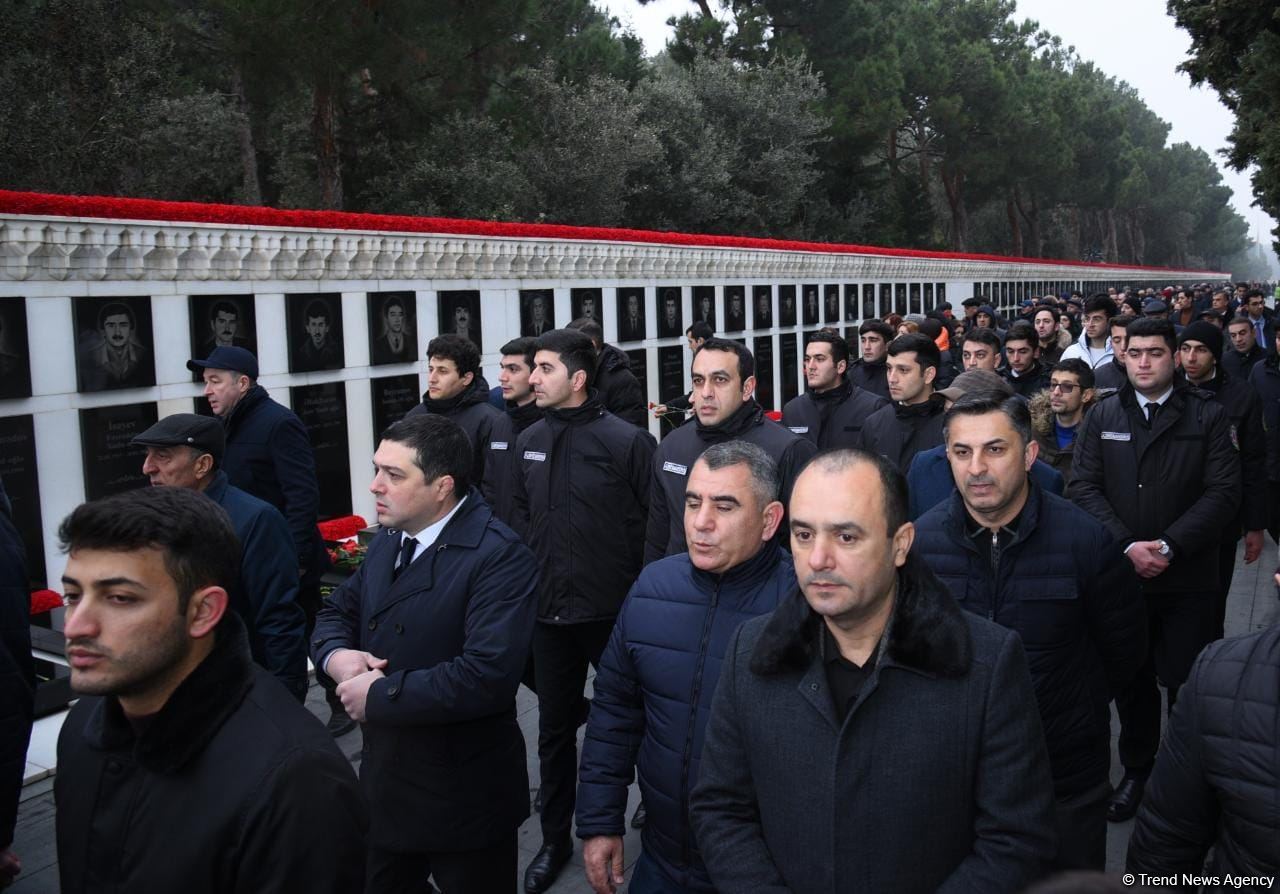 Azerbaijani people honor blessed memory of victims of January 20 tragedy (PHOTO)