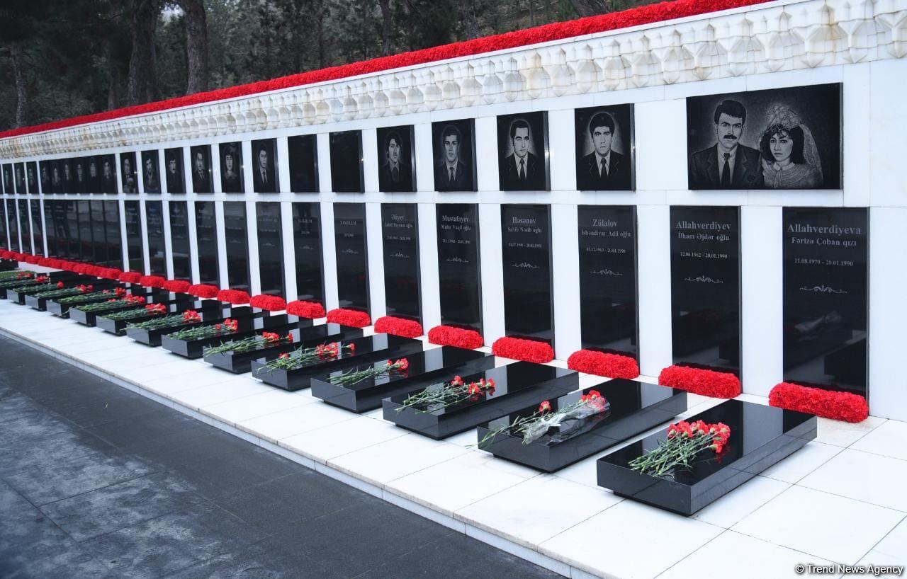Azerbaijani people honor blessed memory of victims of January 20 tragedy (PHOTO)