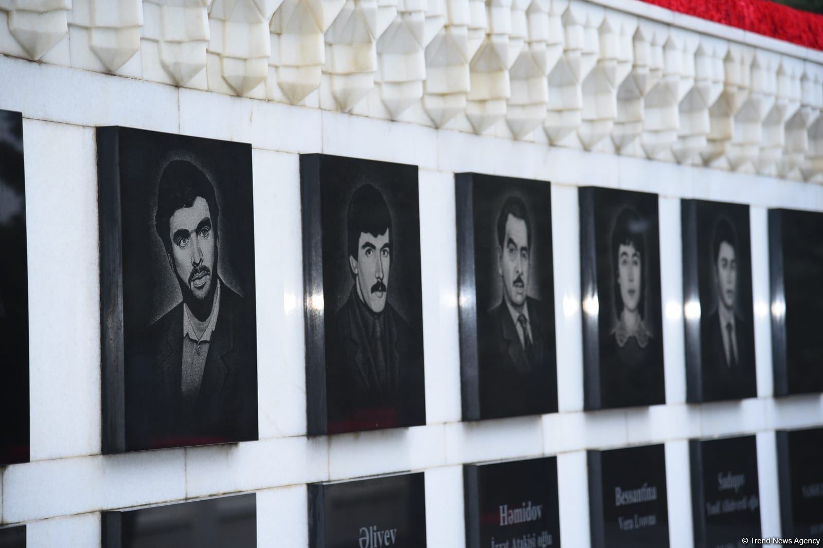 Azerbaijani people honor blessed memory of victims of January 20 tragedy (PHOTO)