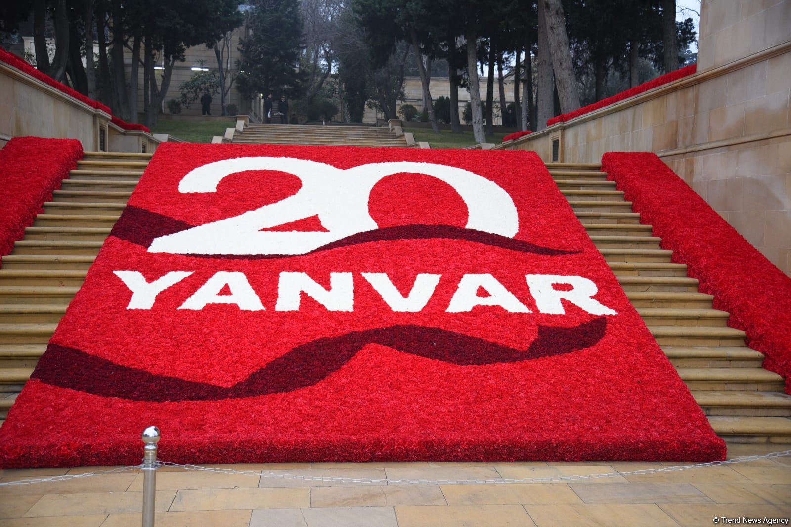 Azerbaijani people honor blessed memory of victims of January 20 tragedy (PHOTO)