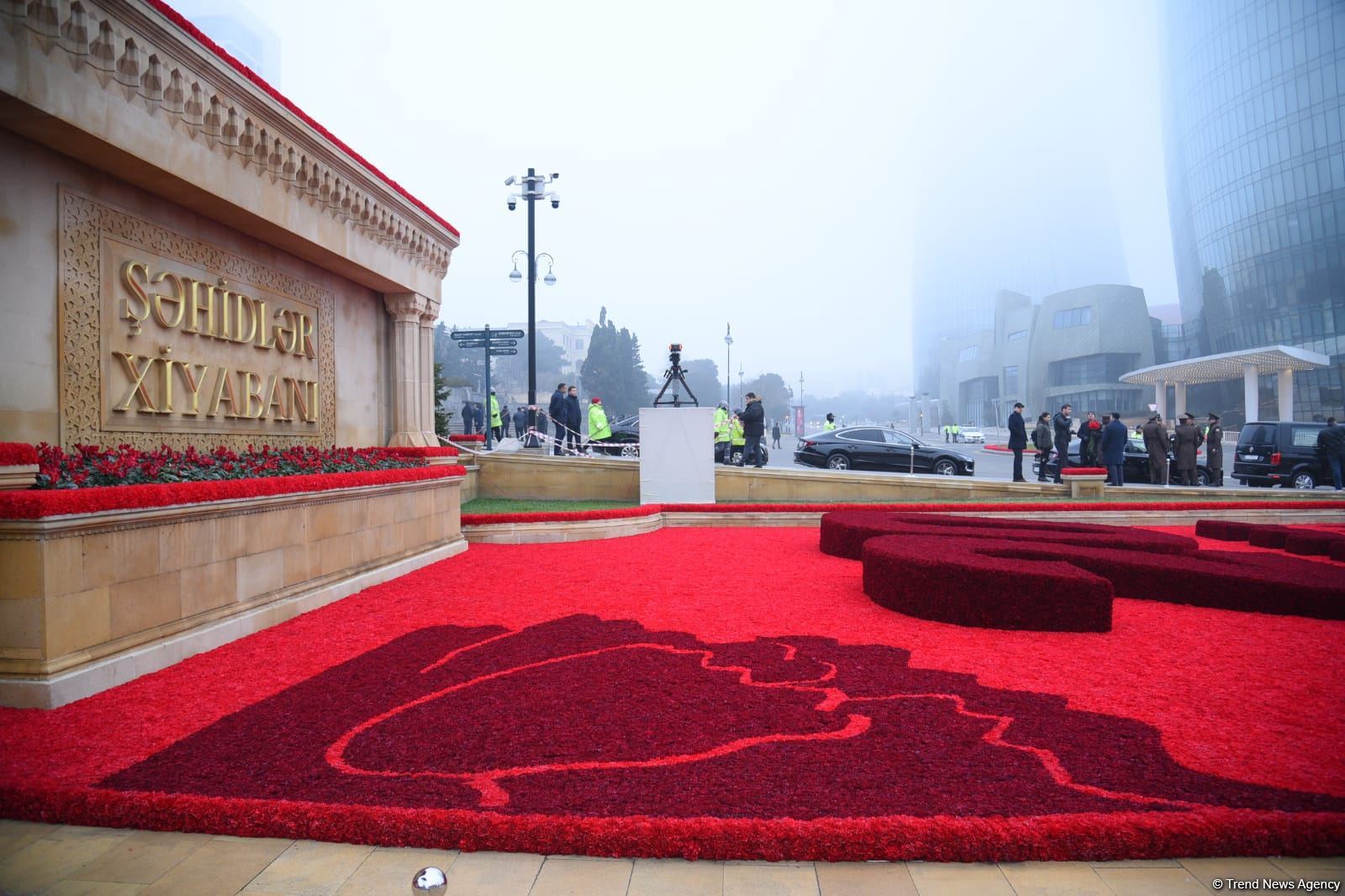 Azerbaijani people honor blessed memory of victims of January 20 tragedy (PHOTO)