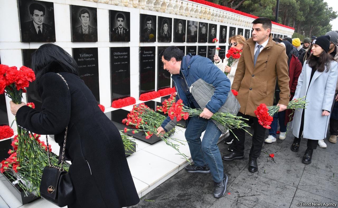 Azerbaijani people honor blessed memory of victims of January 20 tragedy (PHOTO)