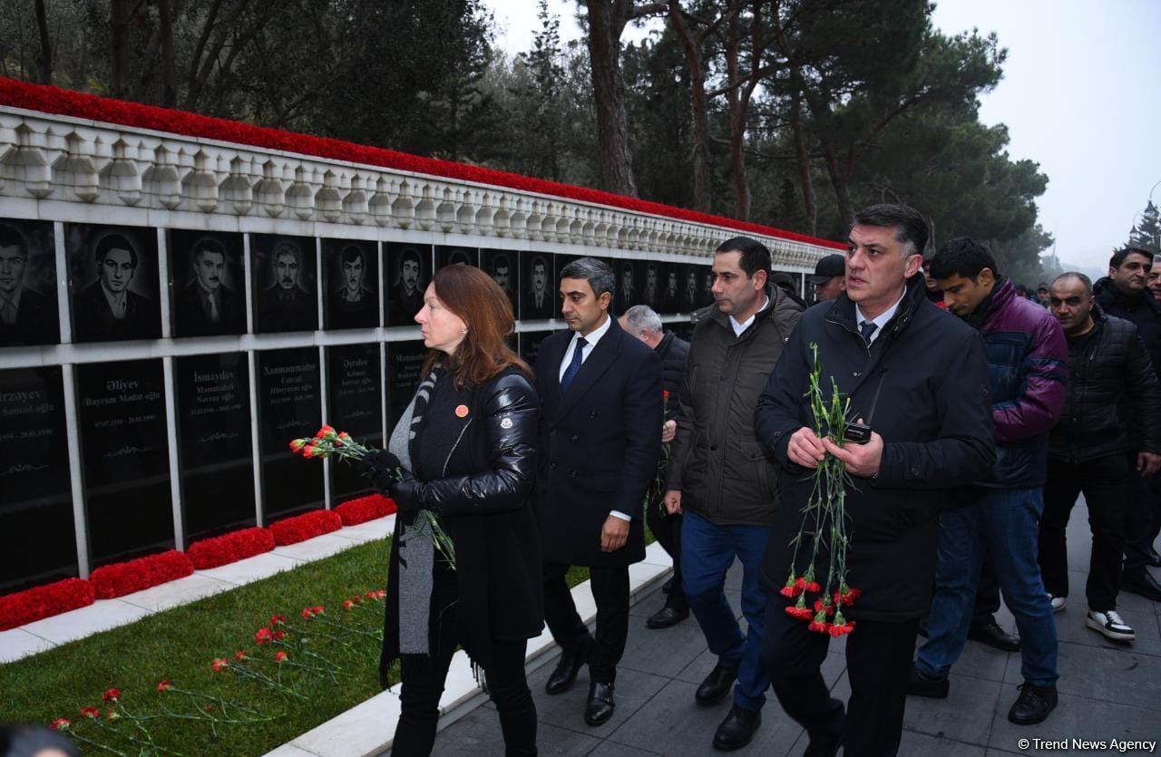 Azerbaijani people honor blessed memory of victims of January 20 tragedy (PHOTO)