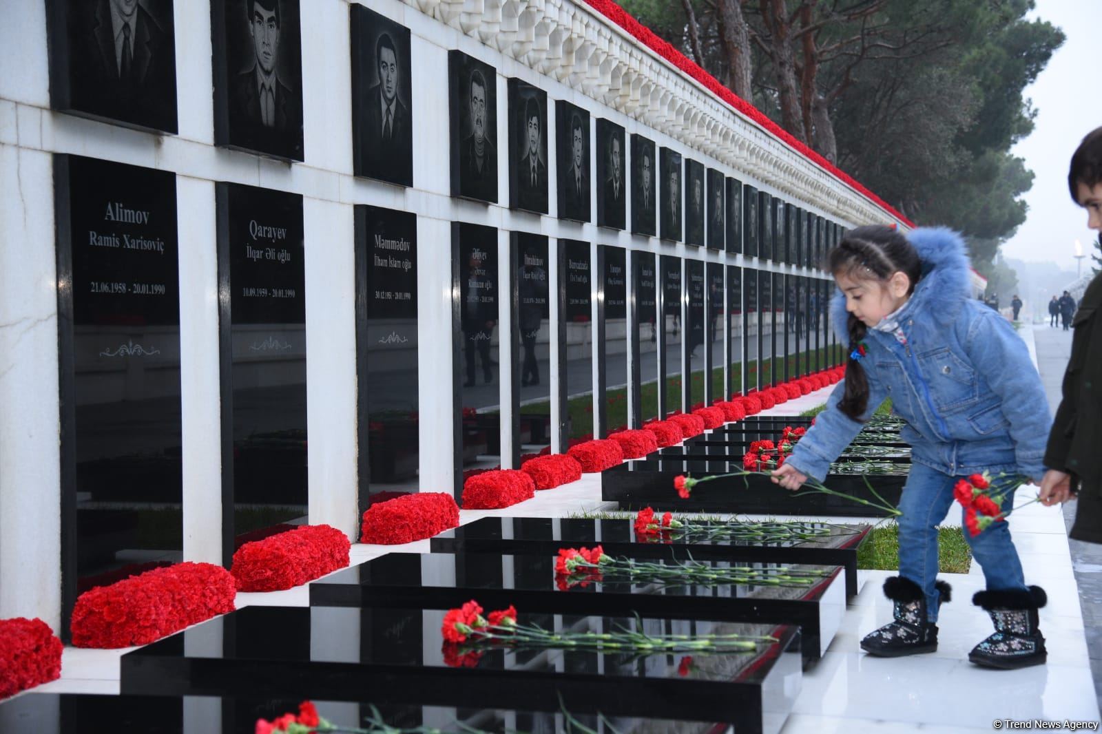 Azerbaijani people honor blessed memory of victims of January 20 tragedy (PHOTO)