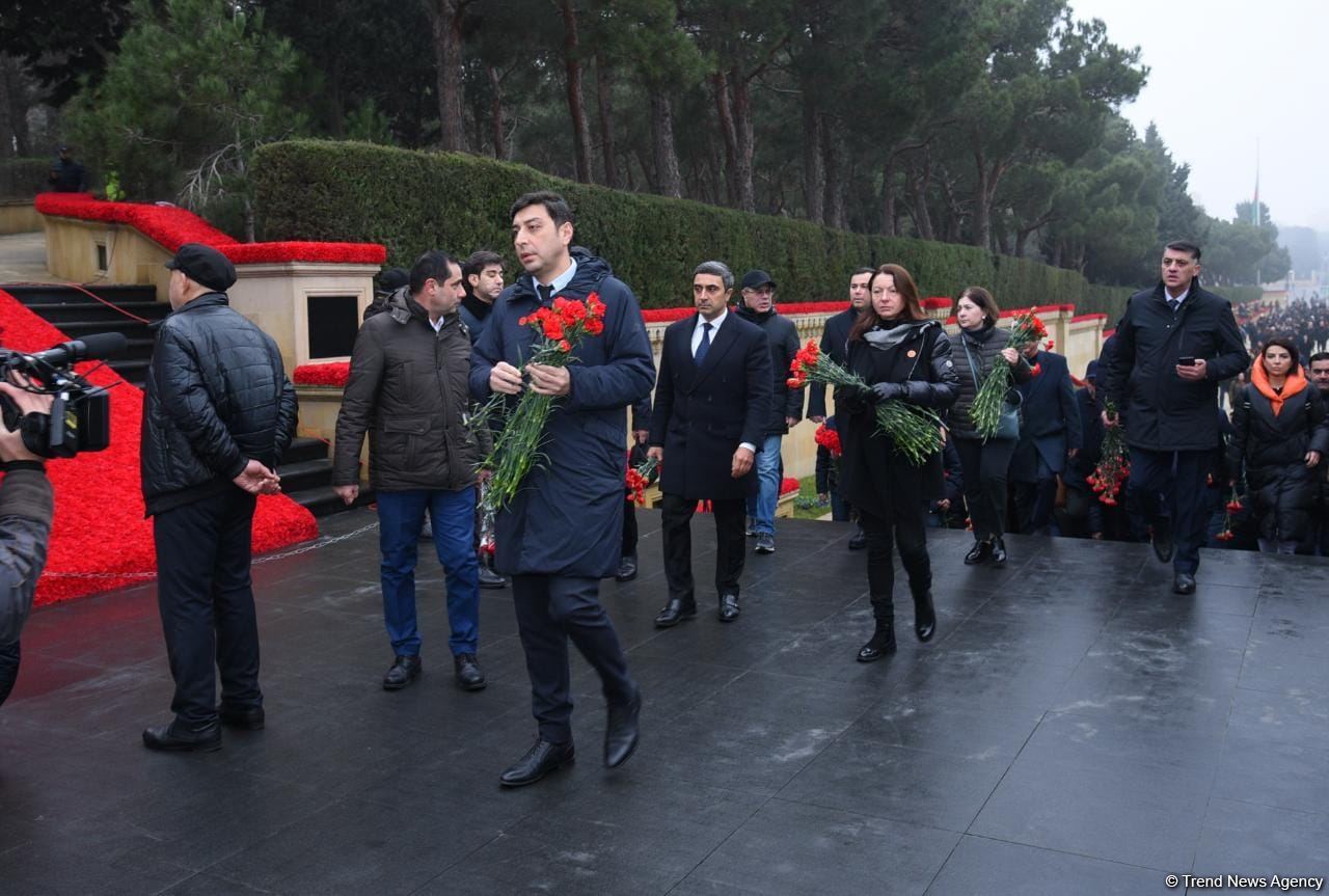 Azerbaijani people honor blessed memory of victims of January 20 tragedy (PHOTO)