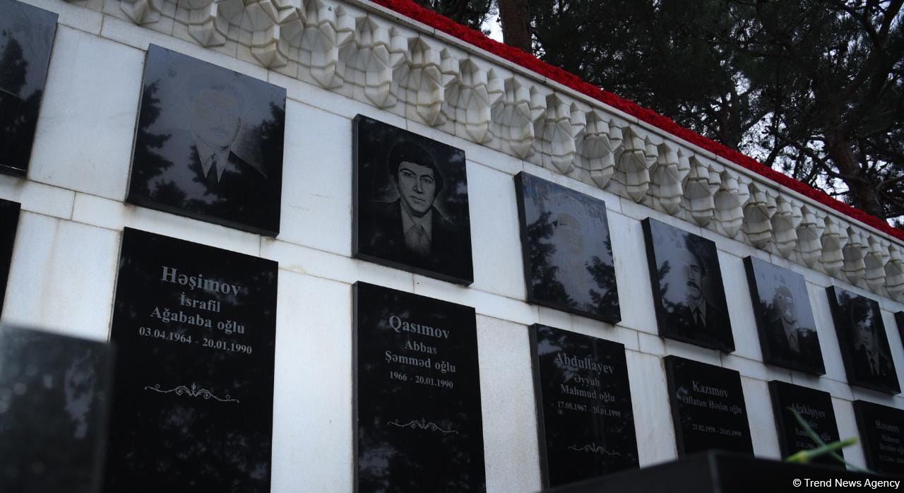 Azerbaijani people honor blessed memory of victims of January 20 tragedy (PHOTO)